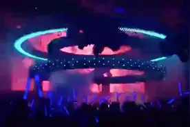 最担心的事发生了：贵阳一酒吧百万吊灯突然坠落 砸中舞池中人群视频封面