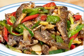 传统小黄鱼干做法用辣椒炒鱼干，鲜香一次辣过瘾，下饭下酒特别好