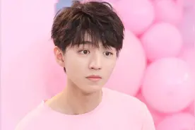 王俊凯自言：25岁前不能谈恋爱！遭易烊千玺无情吐槽：这是组队！视频封面