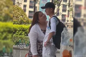 街上拍到甜蜜一幕，女孩满眼深情的看着面前的男孩视频封面