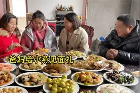 相亲对象拿礼来见家长，老爸拿10001元见面礼，美女害羞的红着脸视频封面