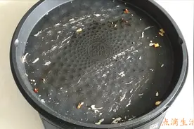 电饼铛油渍多难清洗？教你这样煮一煮，几分钟洁净如新，方法真棒视频封面