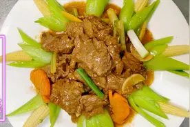 芹菜炒牛肉，牛肉滑嫩爽口，在配上芹菜的清香，很适合夏天吃