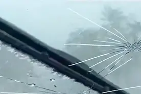 现场！澳大利亚遭遇超强冰雹砸碎车玻璃 女司机被困车内绝望哭喊视频封面