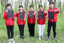 用“炫彩刮刮纸”互相画肖像，没想小伙伴画的太奇葩了，真好玩视频封面