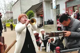 河南农村办白事，请的唢呐祭灵表演，美女吹的真带劲，听听咋样？视频封面