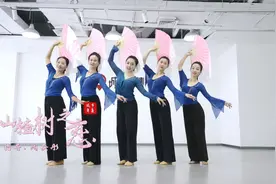整齐好看的绸扇中国舞《山楂树之恋》，看不腻的胶州秧歌视频封面