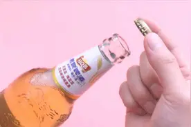 今天才知道，开啤酒瓶盖这么简单，用手就能轻松拧开，方法真省事视频封面