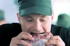 当特种兵遇上生牛肉，直接都懵了，却还是吃的狼吞虎咽视频封面