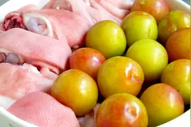 猪脚里加1碗李子，没想到这么好吃，酸甜开胃，出锅拌汁多吃2碗饭