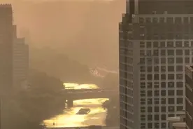航拍沙尘笼罩下的杭州 水乡乡亲“吃土”揉眼视频封面