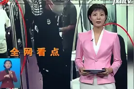 女孩地铁上与老人发生争执 被保安拖拽出车厢 衣不蔽体