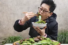 九九摘豌豆荚配腊货炒，豆荚又脆又甜，吃不停嘴咔嚓咔嚓就来劲视频封面