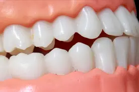 很多人用牙习惯做错了，一个正确方法，多难看的牙齿都能越来越白