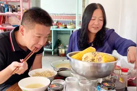 52岁的妈妈跟肉娃聊天，二女婿领她去烫头发花了150元钱视频封面