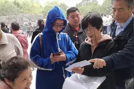 实拍苏州相亲角，看看中国最强地级市相亲要求，现场人山人海视频封面