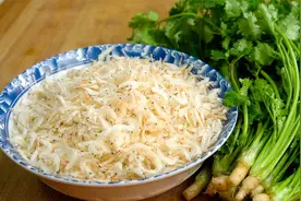 虾皮和香菜真是绝配，简单一拌就上桌，拌饭卷饼夹馒头，太下饭了视频封面