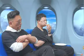 搞笑短剧：吹牛小伙带弟弟坐飞机，免费零食却争着买单，尴尬了