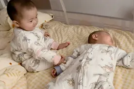 龙凤胎妹妹早起乖乖等哥哥，不哭不闹萌化网友：笑的太治愈了视频封面