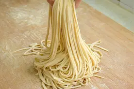 妈妈用了30年的手擀面做法，多加了一种面，滑爽又筋道，越嚼越香