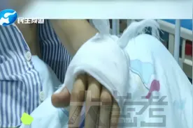 熊孩子！13岁男孩网购毒蛇当宠物，被咬险些丧命！视频封面