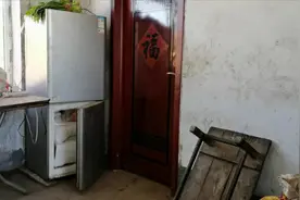 老李家的电冰箱门关不严了还总嗡嗡响，老两口认为坏了着急上火啦视频封面