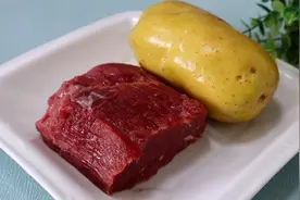 牛肉切成一粒粒，入锅简单做一锅，香嫩多汁下饭，孩子都主动添饭