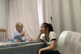 10个月的宝宝牙齿有缺陷，不仅仅是发黄，当妈妈的好着急视频封面