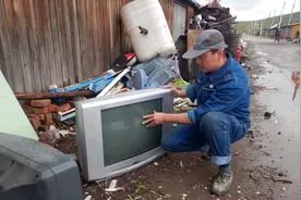 电视坏了，垃圾堆里捡一台，省2000元钱，老妈说咱家没花钱地方