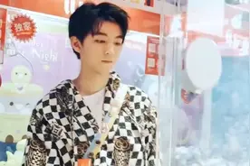 明星抓娃娃合集：王俊凯玩娃娃机一抓一个准，老板要赔本了！视频封面