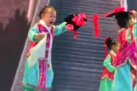女童六一汇演边哭边跳完全程，网友笑翻：被迫营业的一天视频封面