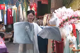 许昌曹魏古城夜市火爆，小姐姐穿上汉服像仙女，猜猜多少钱一套？视频封面