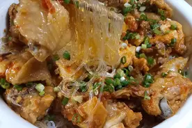教你鸡肉蒸粉丝的做法，简单又家常，粉丝甚至比鸡肉还要好吃！视频封面