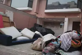 小区空地突现“垃圾堆”，街道接诉即办，一夜之间清走！视频封面