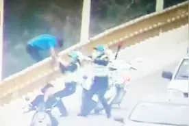 最美女警！紧紧拉住轻生男子大喊：求求你不要跳 活着不容易视频封面