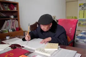 81岁老人每天坚持学习不间断，他的这些“伙伴”让他从不孤单视频封面
