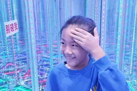 姐弟俩勇闯蜂巢迷宫，迷路后遇到几个队友，大家能找到出口吗视频封面