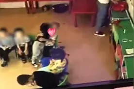 3岁女童幼儿园认朋友拽男童猛亲，家长：还担心她上幼儿园不适应视频封面
