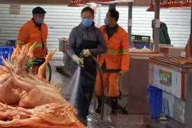 市场里的美女清洁工，明明可以靠颜值吃饭，她偏靠本事吃饭视频封面