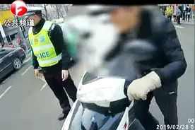 85岁老人骑摩托车被查 交通法规定70岁以上不能驾驶这些车视频封面