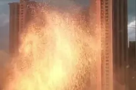 沈阳一高层建筑被雷电击中，巨大的火花瞬间四溅散落