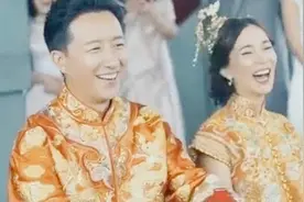 韩庚卢靖姗婚礼现场曝光，韩庚喜迎外国岳父，卢靖姗跪地敬茶视频封面