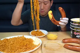 火鸡面配上炸香肠，再蘸玉米片酱，辣出一身汗！这次真吃过瘾了！视频封面