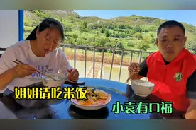 两包泡面“换”美女姐姐一顿大米饭，这是啥操作？为她点赞