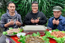 朋友历经千辛万苦拿下驾照，阿米买一堆食材庆祝，吃完烤肉涮火锅视频封面
