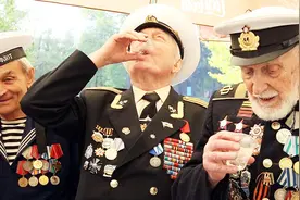 印度向苏联购买战机，派出20军官与其拼酒，结果三人喝成烈士视频封面