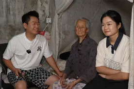 93岁老人在家很孤单，孙儿给她买了个大彩电，希望能给她带来快乐视频封面