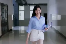 漂亮女老师名场面，新来老师穿开叉包臀裙上课，同学们眼睛都直了视频封面