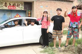 舅舅要把小志接走了，大家依依不舍的送别小志，我们都会想你的视频封面