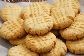 1杯牛奶1个鸡蛋做出的饼干真是太好吃了，一定要试试哦